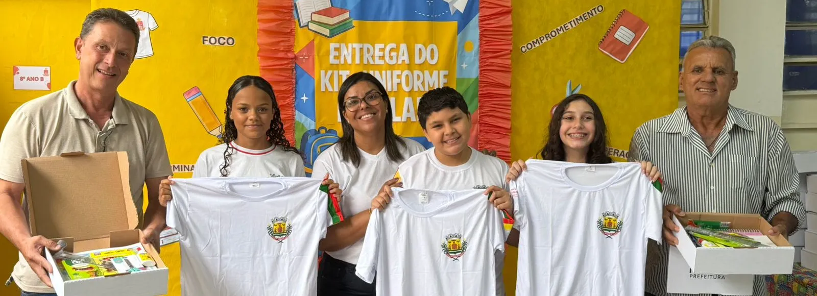 Secretaria de Educação de Roseira entrega uniforme e material escolar no primeiro dia do retorno das aulas